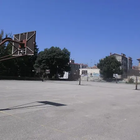 לינה וארוחת בוקר Center