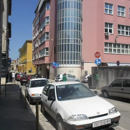 Center Bed & Breakfast Pula
